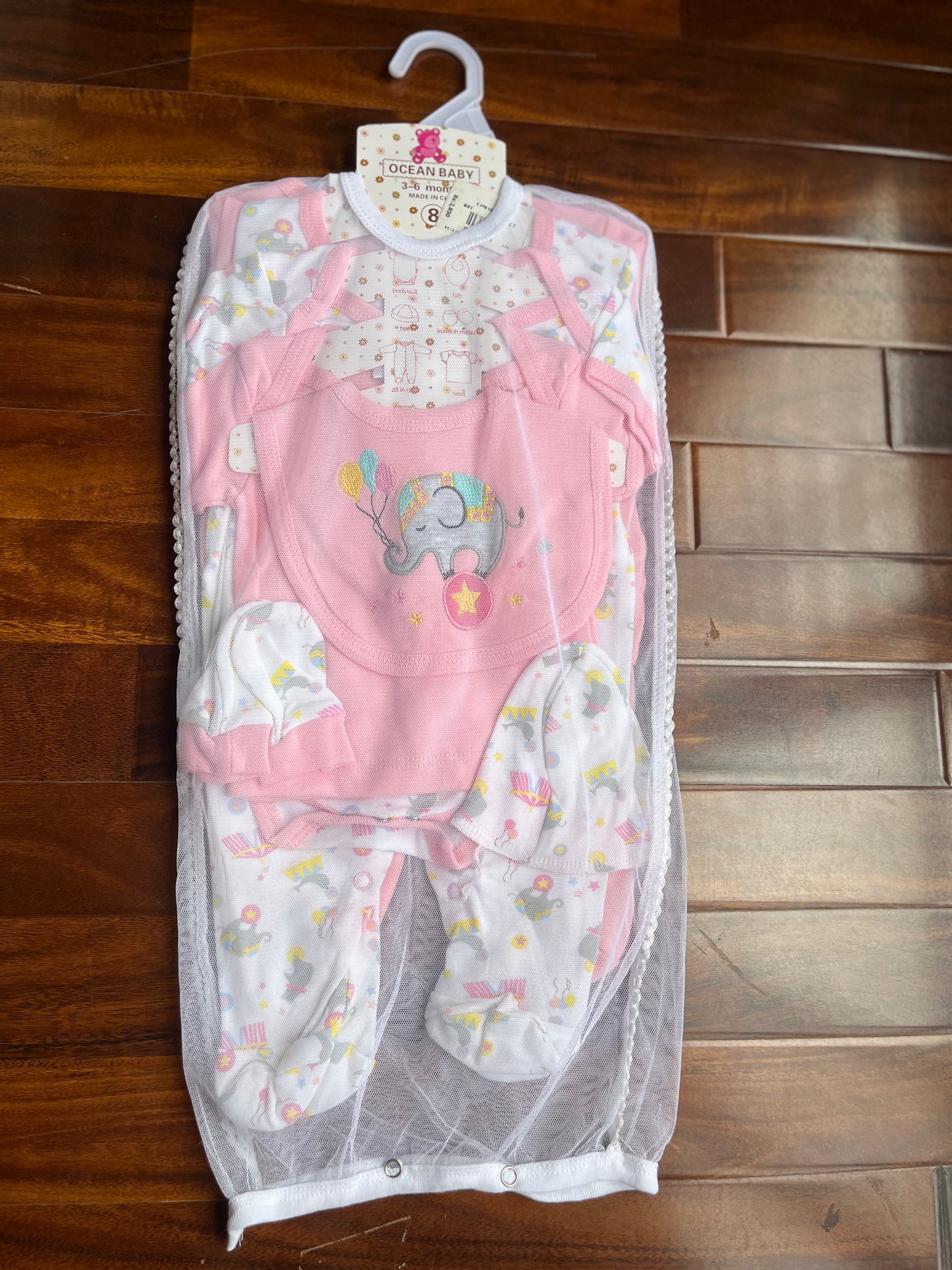 8-Piece Newborn Starter Set (3β6 Months)