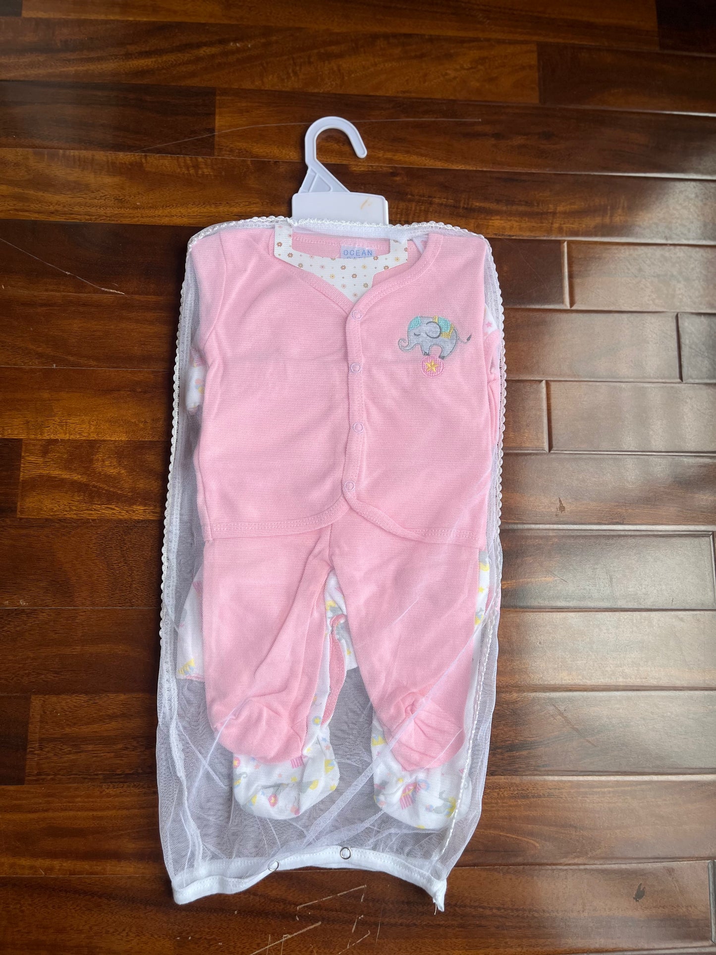 8-Piece Newborn Starter Set (3β6 Months)