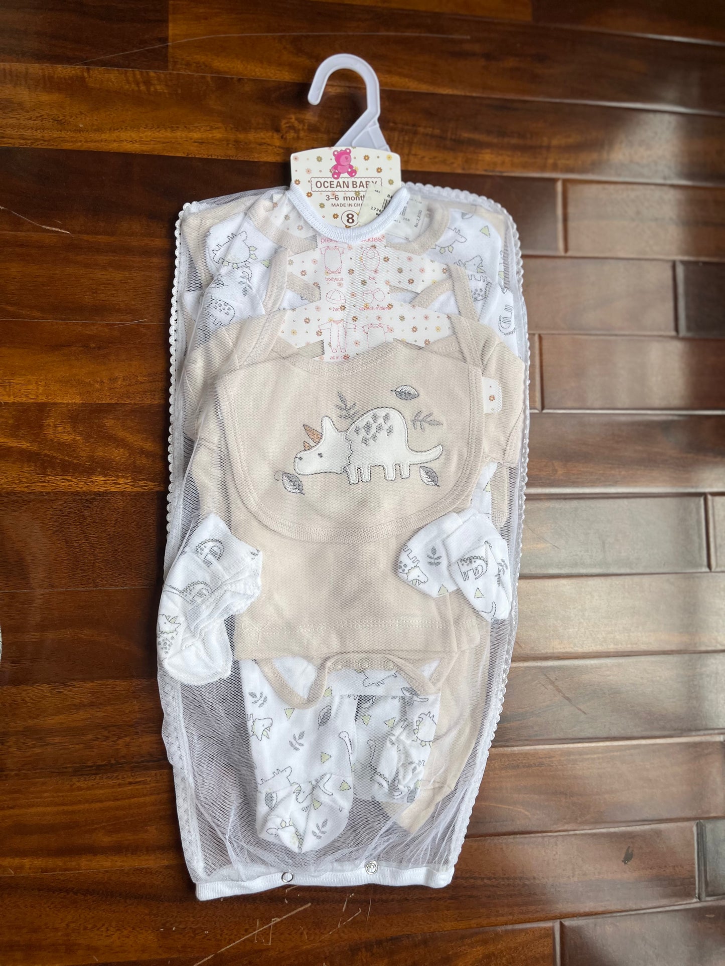8-Piece Newborn Starter Set (3β6 Months)